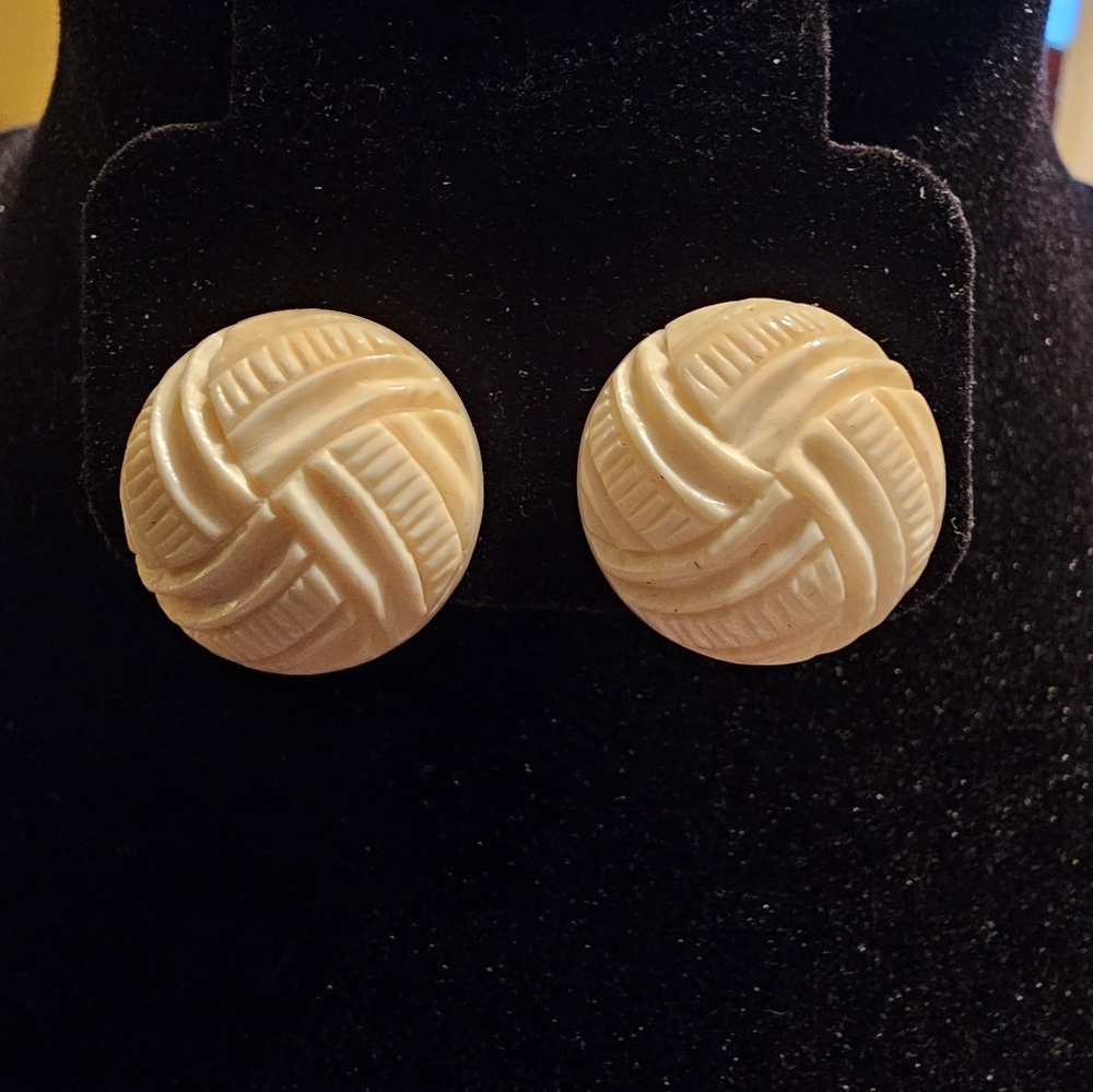 Vintage carved stud or button Earrings Basketweave Pattern Clip On 1940s 1950s - Picture 3 of 4